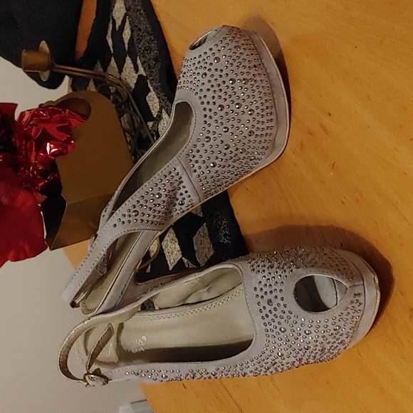 Bella Donna sz 40. Grey in color - Picture 1 of 3